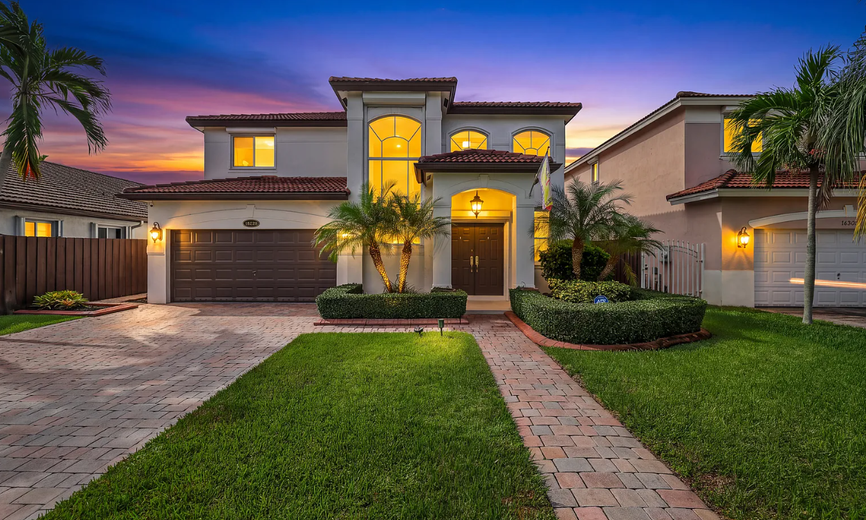 4 Bedroom Luxury Home In Miami — 16290 SW 68th Ter, Miami, FL 33193, Miami, FL, US